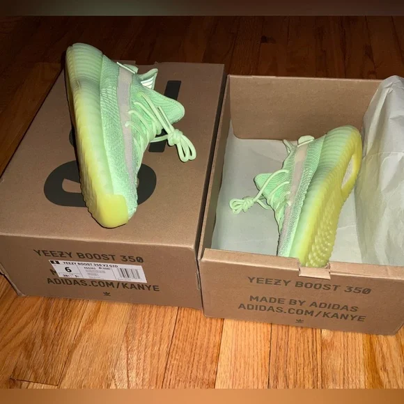 GLOW in dark Neon Green Adidas Yeezy Boost 350 V2 BRAND NEW - Picture 2 of 6
